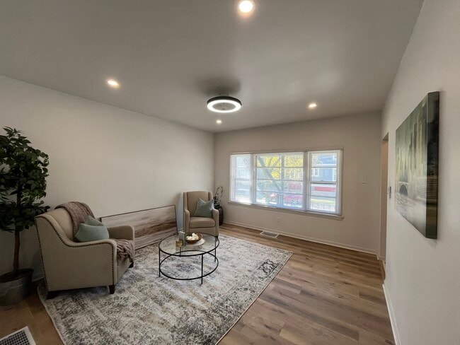 Photo - 128 E Lloyd St
