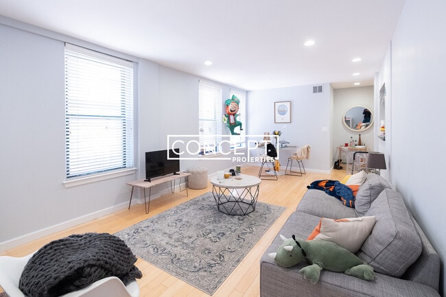 Building Photo - 1661 Washington St Unit 303