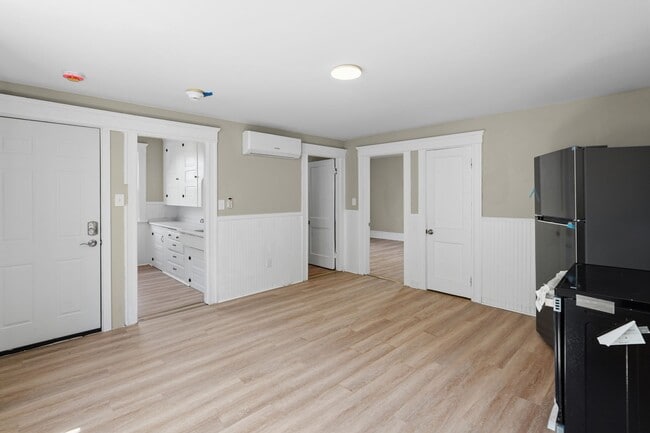 Building Photo - 387 Grove St Unit 2R