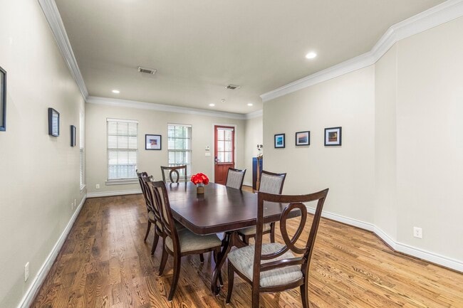 Photo - 821 W 26th St
