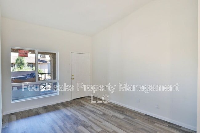 Photo - 311 E Vine Cir