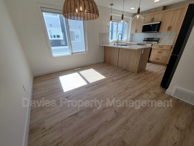 Photo - 16335-16384 84 St NW