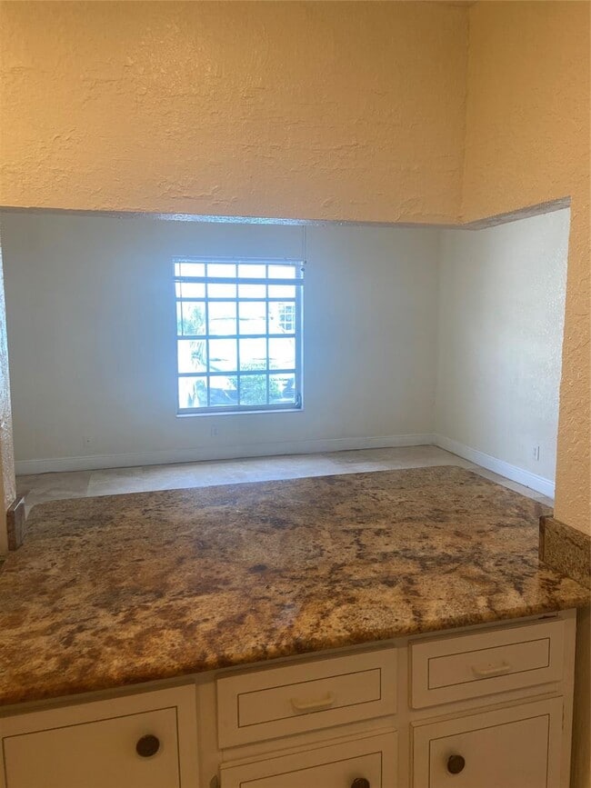 Building Photo - 2200 NE 66th St Unit 1412 Rental