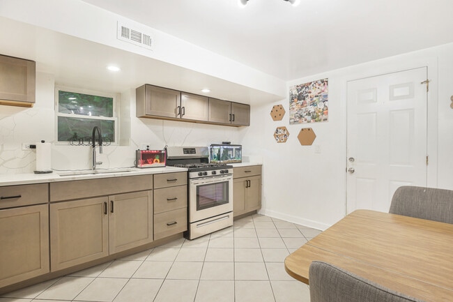 Photo - 3112 N Davlin Ct Unit B