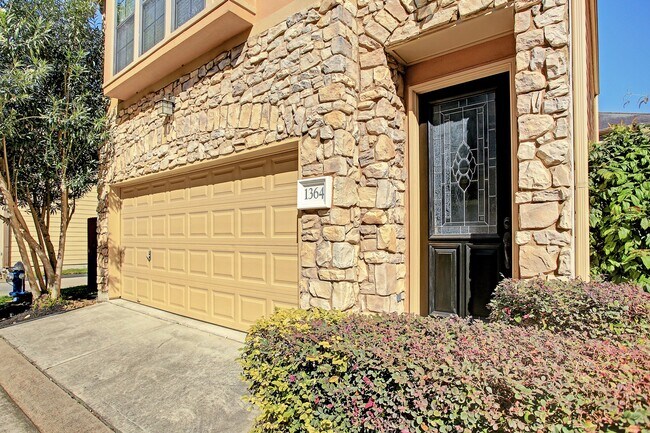 Photo - 1364 Studer St