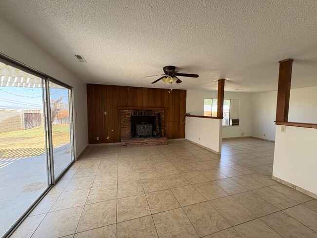 Photo - Home with Mountain Views