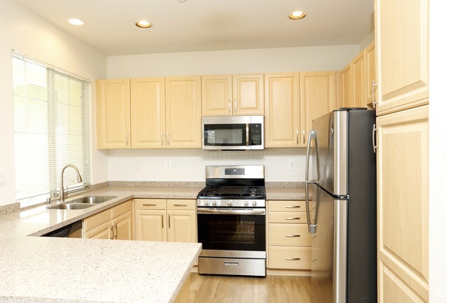 Cocina - Via Ventura Apartments