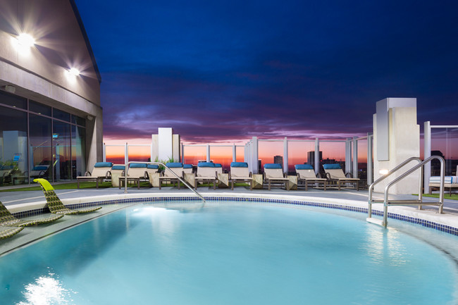 Dos piscinas estilo centro turístico en la azotea - SkyHouse River Oaks Apartments