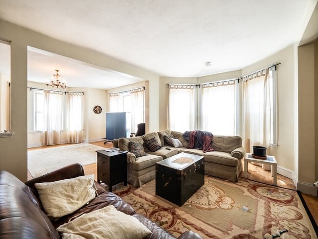 Building Photo - 323 Boylston St Unit 1