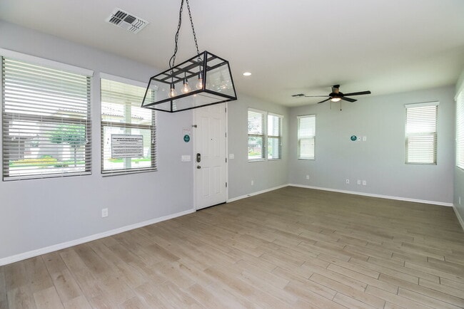 Photo - 3710 E Robert St