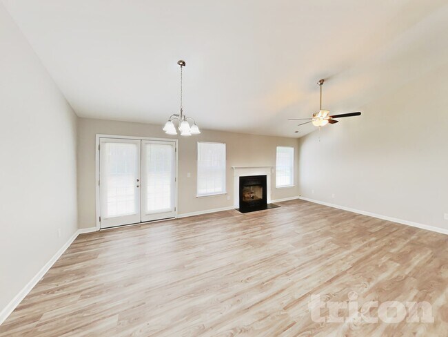 Photo - 614 Walnut Crossing Dr