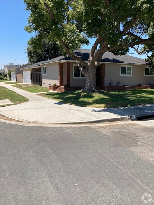 Building Photo - JUST REMODELED - 3 BEDROOM 1 BATH HOME IN ... Unit ONE TIME RENTAL