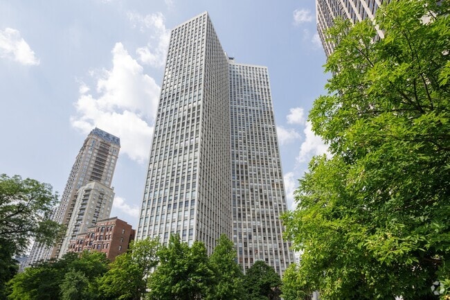 Building Photo - 2626 N Lakeview Ave Unit 610 Rental
