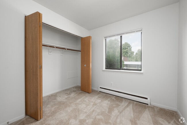 2BR, 1BA - 905SF - Second Bedroom