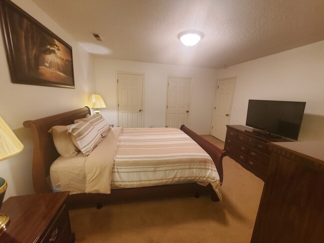 Master Bedroom with full bath - 250 Olde Vineyard Ct Unidad 201 Rental
