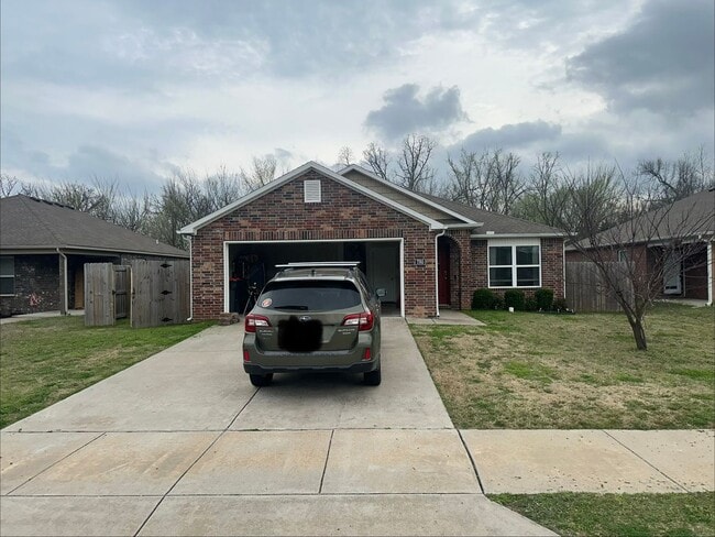Building Photo - Available May 1st!  Three Bedroom, Two Bathroom Home in Legendary Subdivision near Shaw Elementary