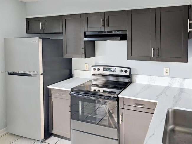 Building Photo - 1080 N Franklin Ave Unit 1080B