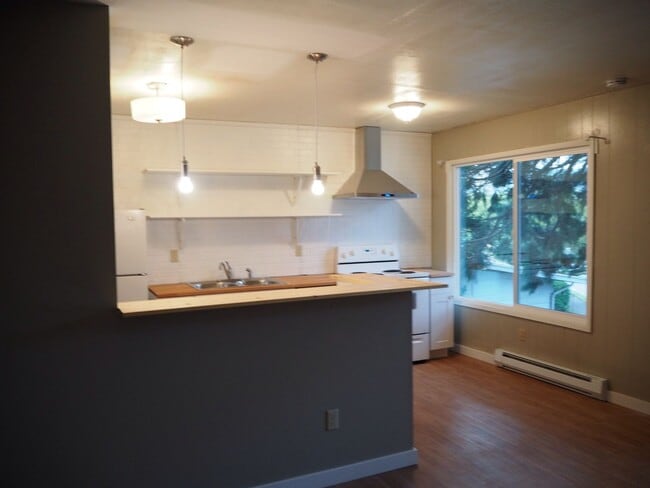 Photo - Updated, upstairs 2-bdrm/1-bath triplex apt—On-site w/d, off-street parking, near downtown St. Johns Unidad 9232