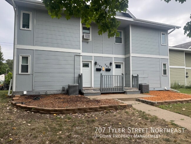 Building Photo - 707 Tyler St NE