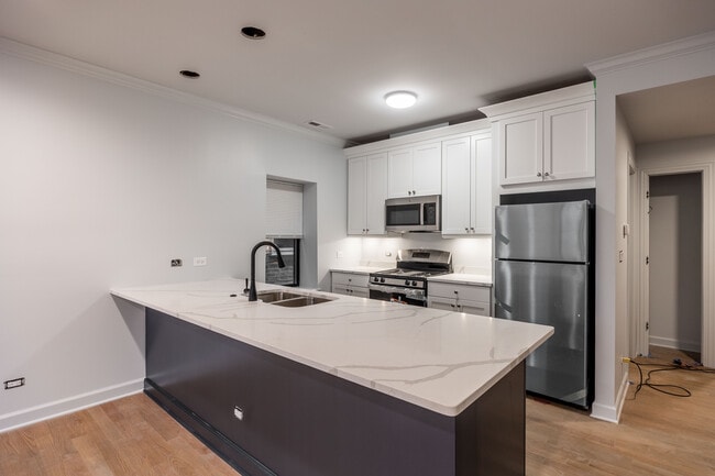 Building Photo - 3708 N Sawyer Ave Unit 1