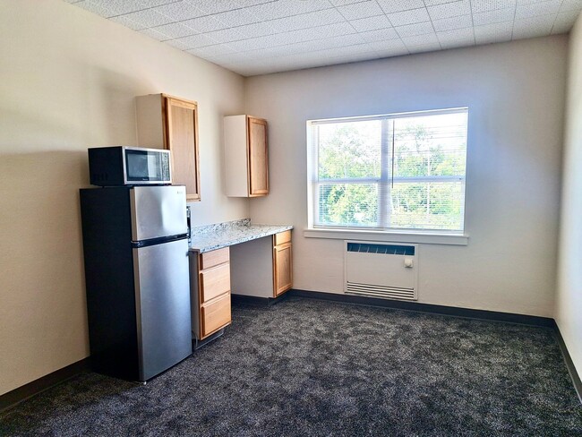 Building Photo - Eagle Crest Village Apartments #328: 1bdrm/1bath – All Utilities & Wi-Fi Included! Unit 3959 Sheridan Ave Apt 328