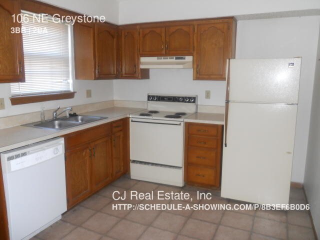 Photo - 106 NE Greystone Dr
