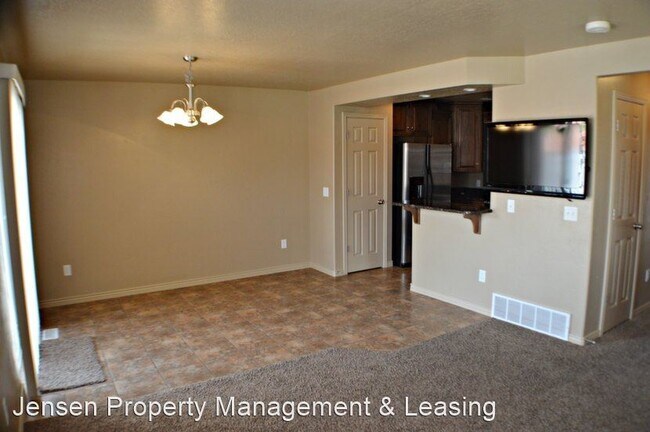 Photo - 3 br, 3 bath House - 1000 East Bluffview D...