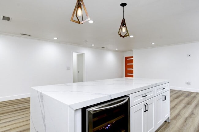 Photo - 641 Joann St