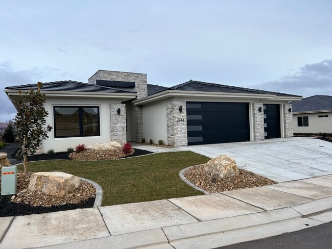 Building Photo - 2744 W Columbo Ln