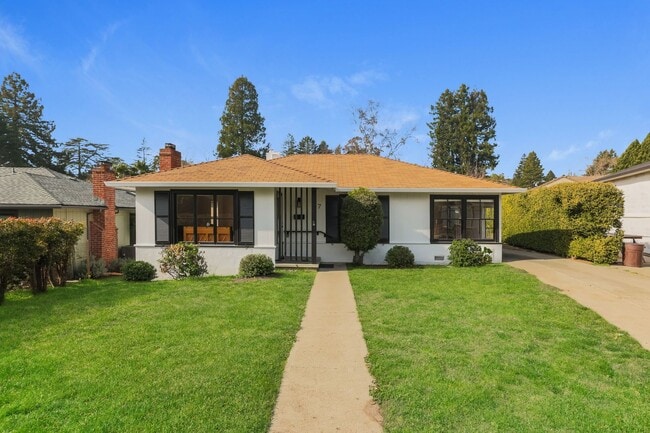 Building Photo - 3 Bedroom Home In Kensington!