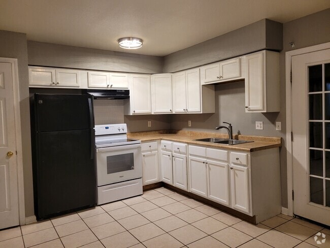Building Photo - 3409 Golden Dr Unit Apt D