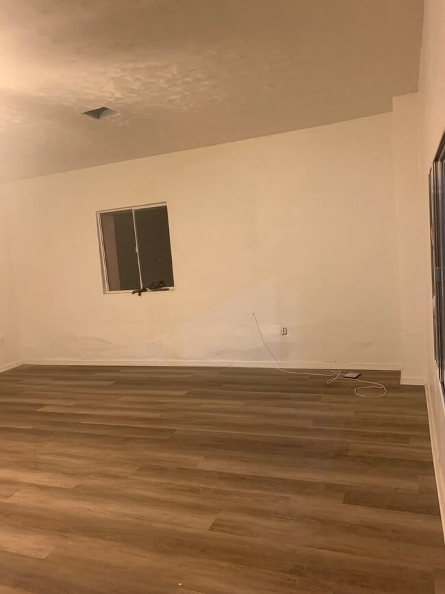 Sala de estar - 2285 S Bowie Ave