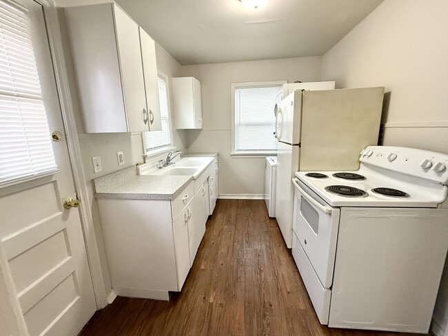 Photo - 33 8th Ave NW