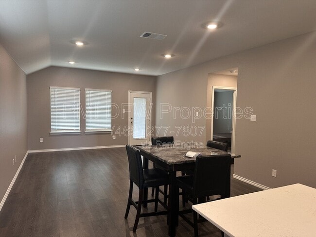 Photo - 2530 Russell St