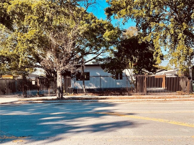 Building Photo - 931 Opa-locka Blvd Unit 5