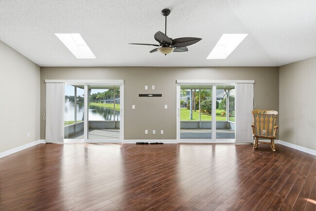 Photo - 349 Fountainview Cir