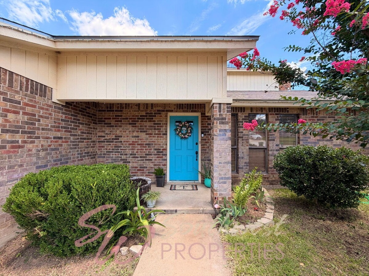 Spacious 3-Bedroom Home in an Established Neighborhood - Spacious 3-Bedroom Home in an Established Neighborhood