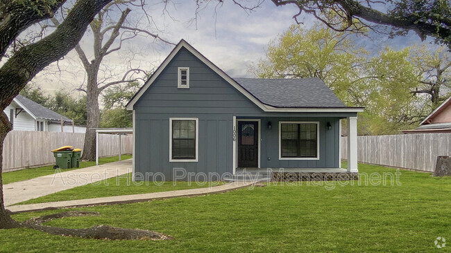 Building Photo - 1006 Cedar St Rental