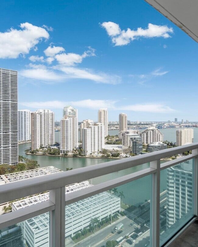 Building Photo - 950 Brickell Bay Dr Unit 3008
