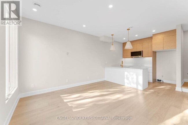 Photo - 132 Carillon St