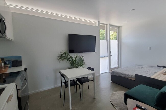 Espacio principal y entrada desde la calle - 2427 Binnen Ln