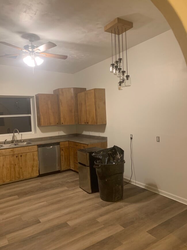 Cocina. (Tendrá un refrigerador grande al mudarse) - 2285 S Bowie Ave