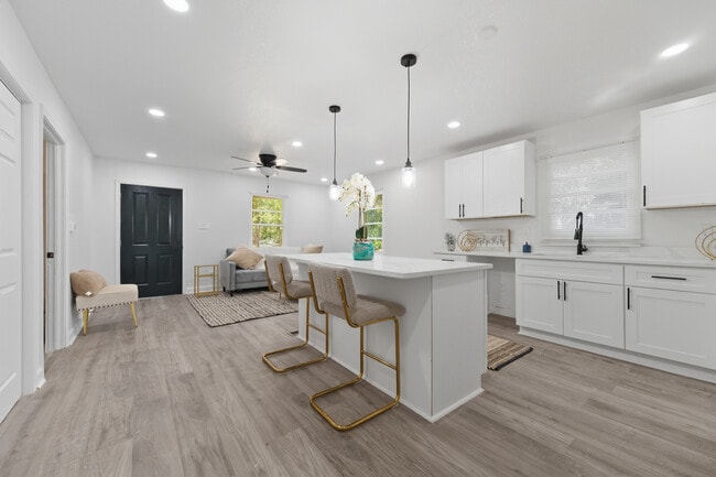 Photo - 3192 Oakcliff Rd NW