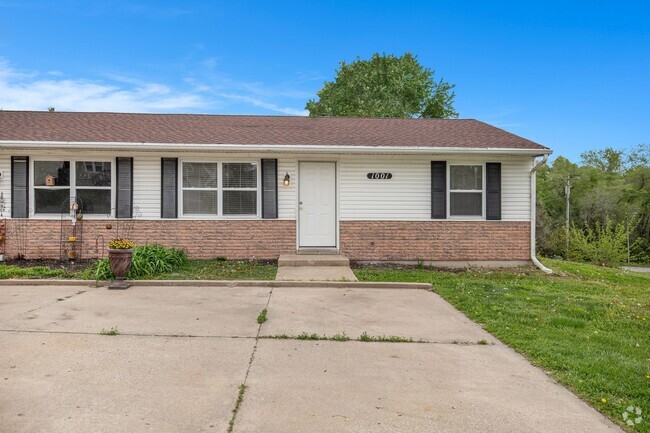 Building Photo - Beautiful 2-bedroom Duplex in the heart of... Rental