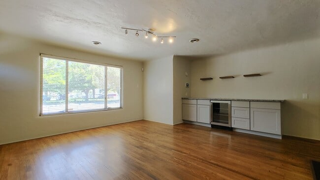 808 Vassar Dr NE