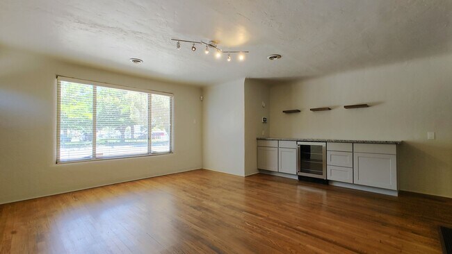 Photo - 808 Vassar Dr NE