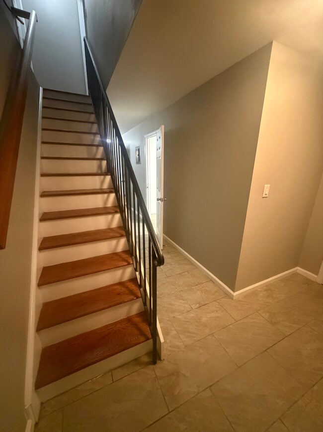 Building Photo - 14738 Springfield Ln Unit Lower level