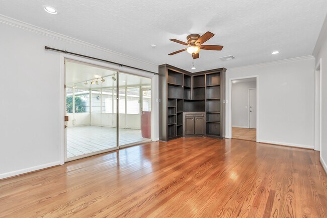 Photo - 4611 Merwin St