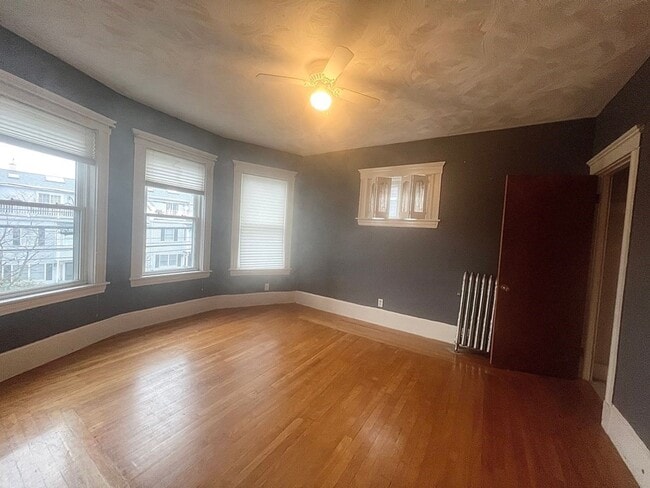 Building Photo - Off-Street Parking & In-Unit Laundry 3-bed