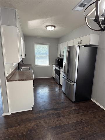 Photo - 2402 Leslie St